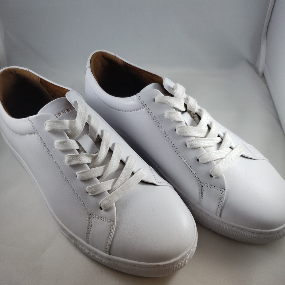Tennis shoes